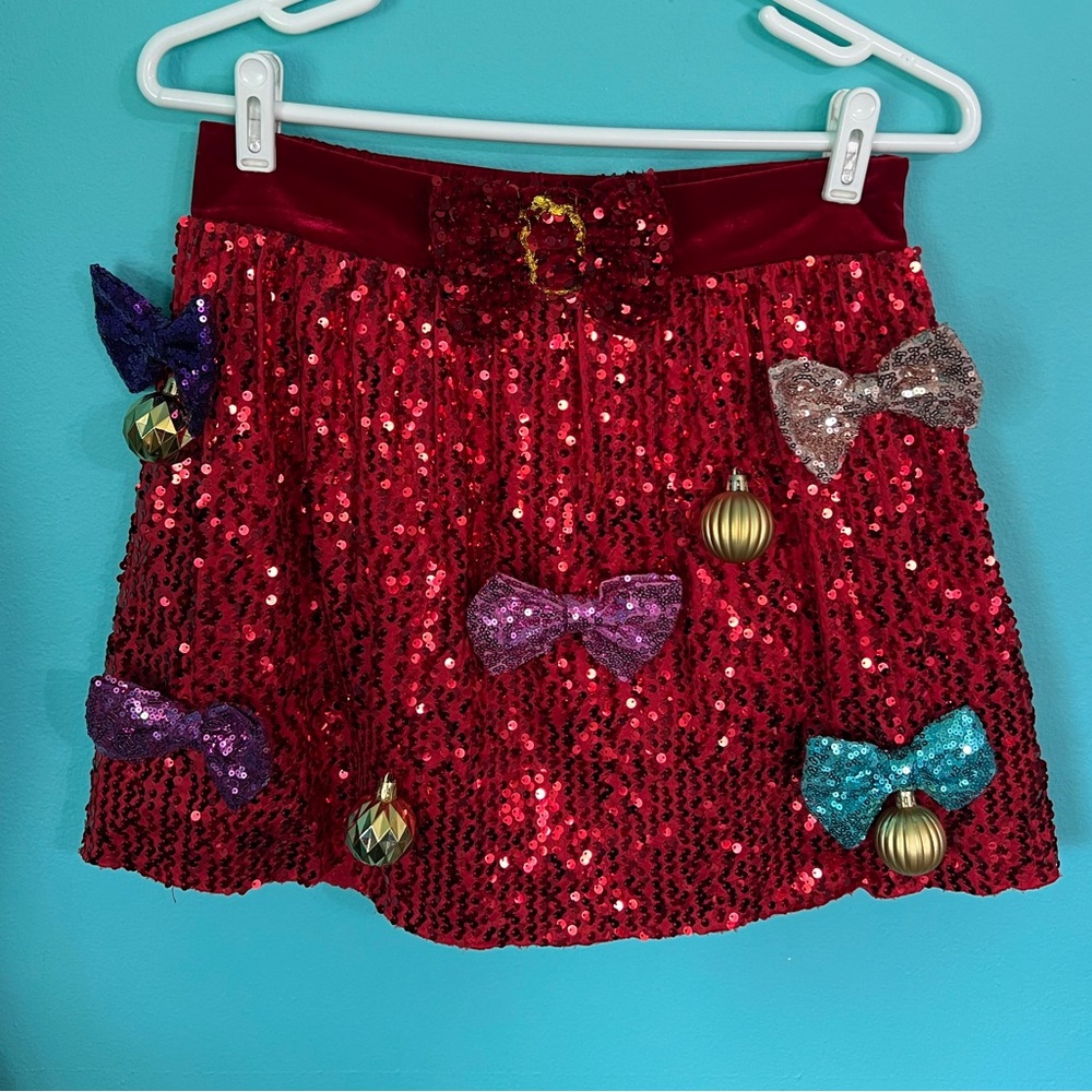 #894 EUC Love on a Hanger Christmas Sequined Mini Skirt w/Bow Embellishments